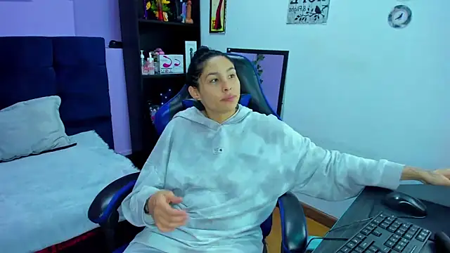 ChloeeTompson  online show from 24, 10, 2025