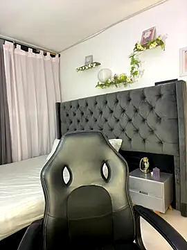 Amiirra  online show from 10, 9, 2025