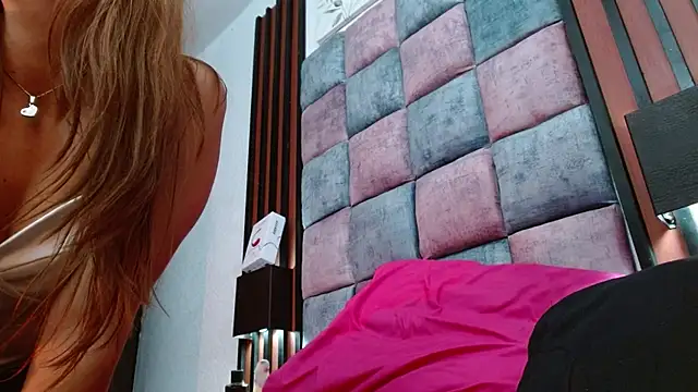 Saraa-restrepo online show from 8, 3, 2025