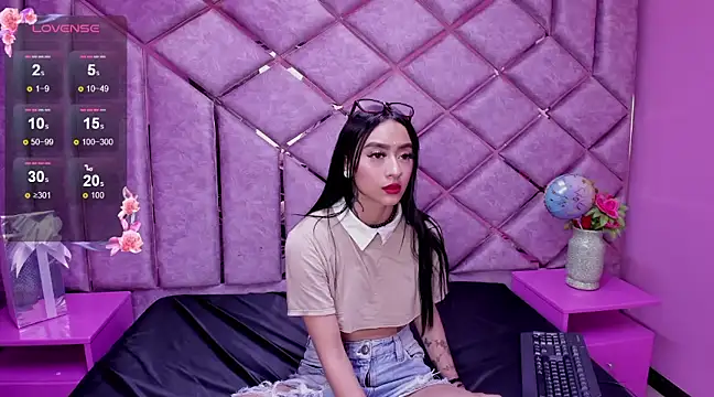 Miaa Thopmson online show from 22, 12, 2024