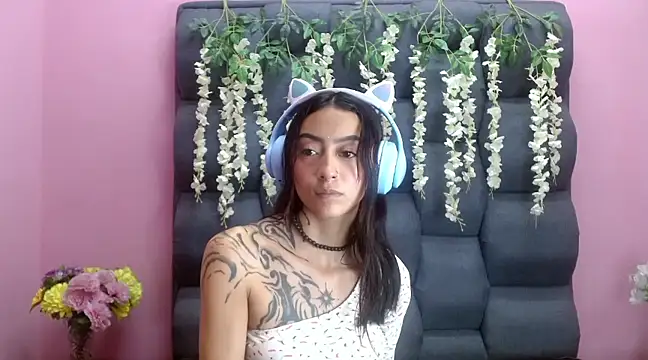 Miaa Thopmson online show from 4, 3, 2025