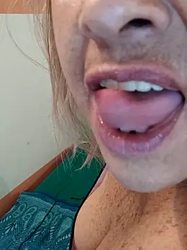 Kasandra Ho online show from 5, 2, 2025