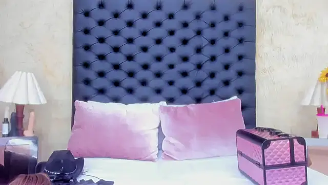 NahomiWhitel online show from 20, 11, 2025