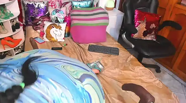 larafoxter online show from 7, 12, 2024