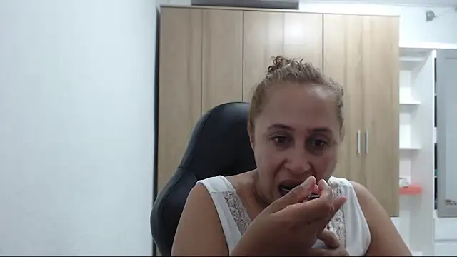 RoxanaLove9 online show from 8, 5, 2026