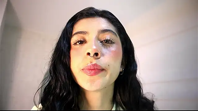 Snapshot of Alyssa_jones chatting on 4, 6, 2026 Alyssa jones online show from 4, 6, 2026