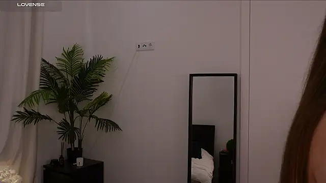 Snapshot of Lilly_Colins chatting on 17, 1, 2025 Lilly Colins online show from 17, 1, 2025