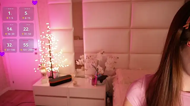 Lilly Colins online show from 3, 4, 2026