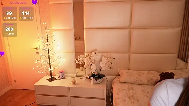 Lilly Colins online show from 20, 4, 2026