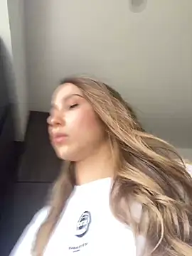 Snapshot of SophieRaily_ chatting on 19, 12, 2024 SophieRaily online show from 19, 12, 2024