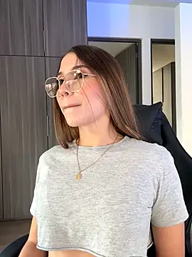 Snapshot of SophieRaily_ chatting on 11, 9, 2025 SophieRaily online show from 11, 9, 2025