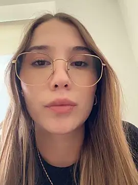 Snapshot of SophieRaily_ chatting on 17, 9, 2025 SophieRaily online show from 17, 9, 2025