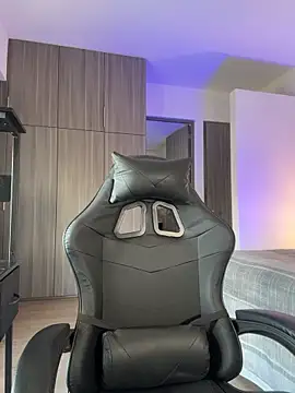 Snapshot of SophieRaily_ chatting on 11, 11, 2025 SophieRaily online show from 11, 11, 2025