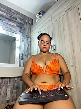 Snapshot of Violetrousse chatting on 16, 12, 2025 Violetrousse online show from 16, 12, 2025