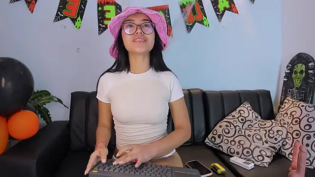 Mia petite01 online show from 9, 10, 2025