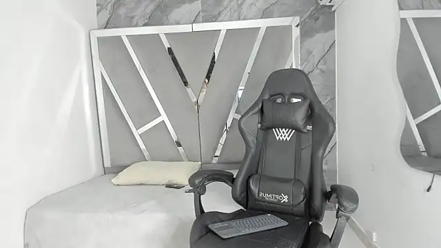 Mia petite01 online show from 13, 3, 2026