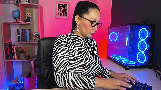 Snapshot of Sue_Wolls chatting on 6, 1, 2025 Sue Wolls online show from 6, 1, 2025