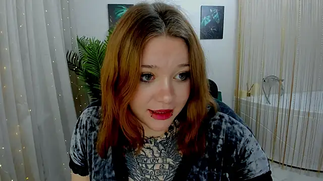 Snapshot of MoonLghte chatting on 1, 2, 2025 MoonLghte online show from 1, 2, 2025