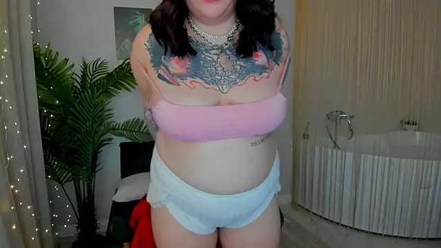 Snapshot of MoonLghte chatting on 4, 3, 2025 MoonLghte online show from 4, 3, 2025