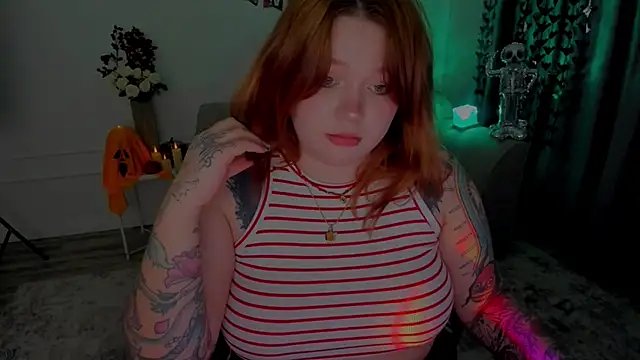 Snapshot of MoonLghte chatting on 11, 10, 2025 MoonLghte online show from 11, 10, 2025