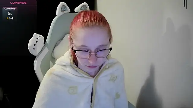 Snapshot of LilyFoxxx chatting on 21, 12, 2024 LilyFoxxx online show from 21, 12, 2024