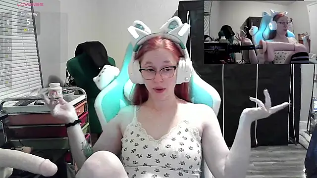 Snapshot of LilyFoxxx chatting on 5, 1, 2025 LilyFoxxx online show from 5, 1, 2025