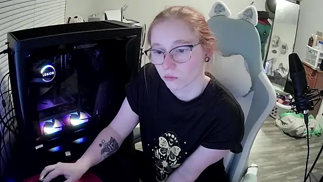 Snapshot of LilyFoxxx chatting on 13, 10, 2025 LilyFoxxx online show from 13, 10, 2025