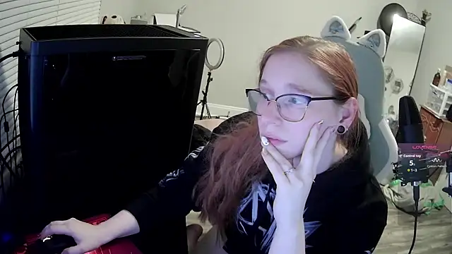 Snapshot of LilyFoxxx chatting on 17, 10, 2025 LilyFoxxx online show from 17, 10, 2025