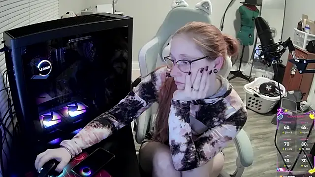 Snapshot of LilyFoxxx chatting on 8, 11, 2025 LilyFoxxx online show from 8, 11, 2025