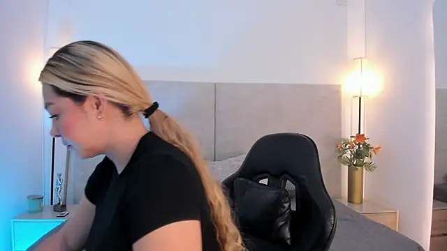 Saori newman online show from 21, 4, 2026