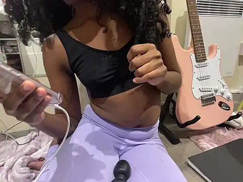 Snapshot of iveedie017 chatting on 2, 12, 2025 iveedie017 online show from 2, 12, 2025