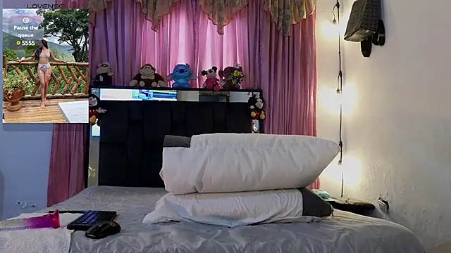 Snapshot of chloe_vasquez710 chatting on 12, 3, 2025 chloe vasquez710 online show from 12, 3, 2025