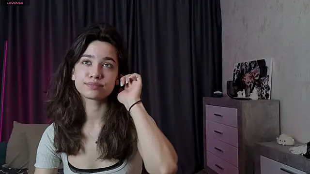 Snapshot of EmeliaReaper chatting on 9, 11, 2025 EmeliaReaper online show from 9, 11, 2025