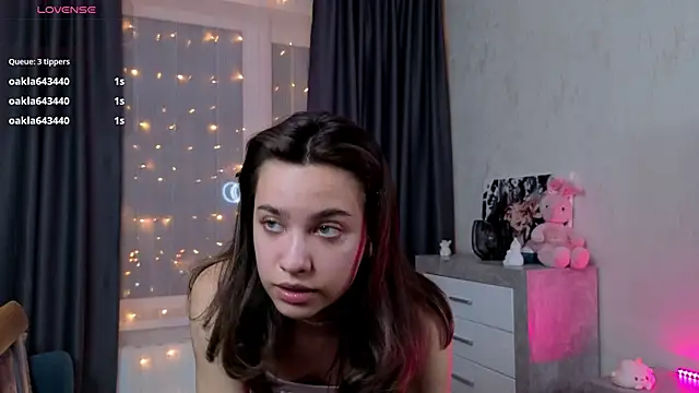 Snapshot of EmeliaReaper chatting on 26, 11, 2025 EmeliaReaper online show from 26, 11, 2025