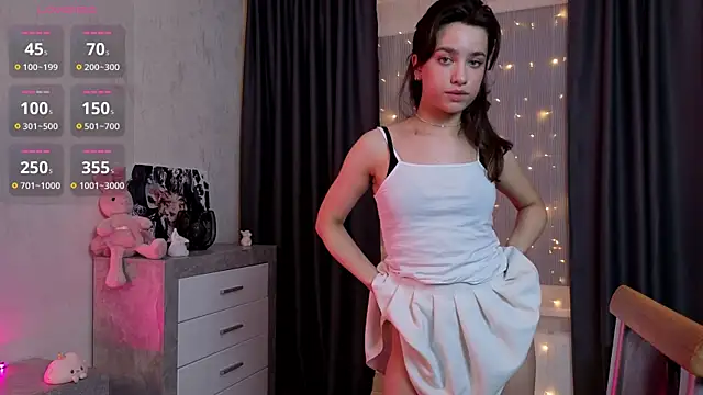 Snapshot of EmeliaReaper chatting on 27, 11, 2025 EmeliaReaper online show from 27, 11, 2025