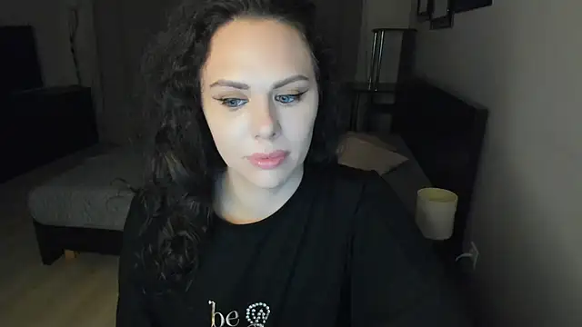 Snapshot of MollyCheiz chatting on 8, 9, 2025 MollyCheiz online show from 8, 9, 2025