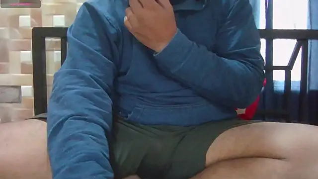 Snapshot of Uncut_daddy247 chatting on 18, 12, 2025 Uncut daddy247 online show from 18, 12, 2025