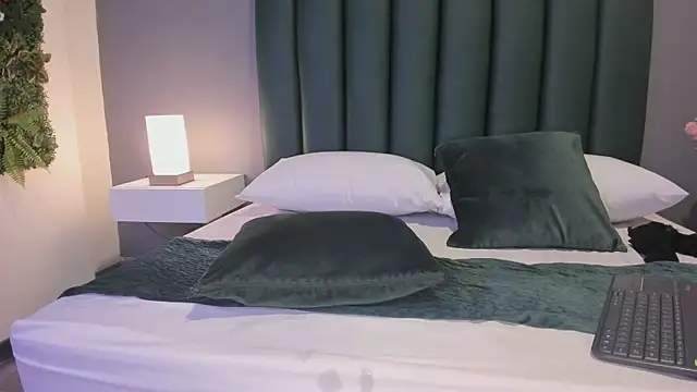 Julia Martinez  online show from 20, 3, 2025