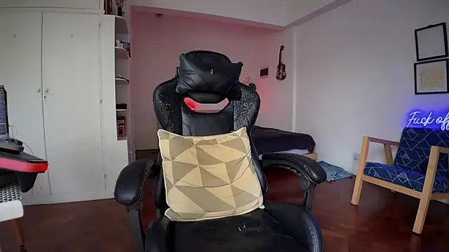 Snapshot of Den_BlueXx chatting on 12, 10, 2025 Den BlueXx online show from 12, 10, 2025