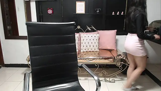 Angela Diaz  online show from 23, 12, 2024