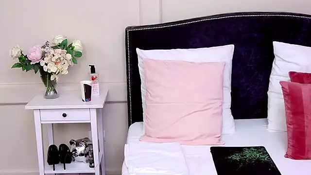 Snapshot of KatyNolan chatting on 21, 2, 2025 KatyNolan online show from 21, 2, 2025