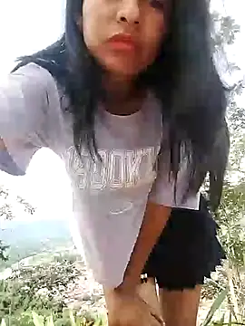 Snapshot of Danna-linyi chatting on 28, 12, 2024 Danna-linyi online show from 28, 12, 2024