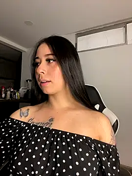 Snapshot of Zoee_t chatting on 14, 12, 2025 Zoee t online show from 14, 12, 2025