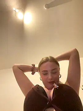 Snapshot of CherryEmmy chatting on 28, 11, 2025 CherryEmmy online show from 28, 11, 2025