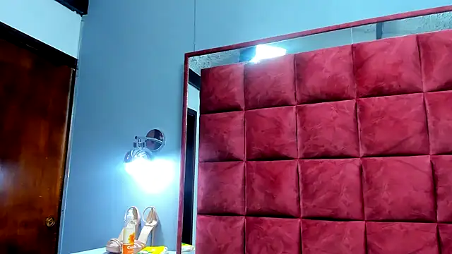 PENELOPELEWISs online show from 9, 3, 2025