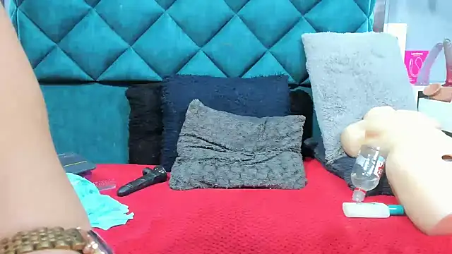 PENELOPELEWISs online show from 28, 9, 2025