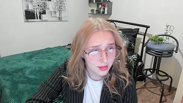 LinaTruly online show from 24, 1, 2025