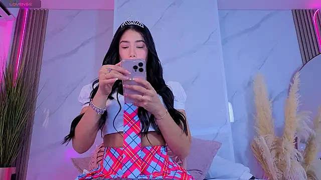 Chlooee   online show from 8, 10, 2025