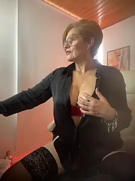 Adeellee  online show from 12, 10, 2025