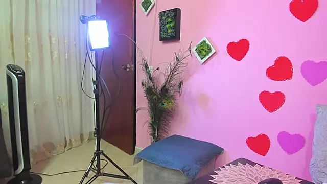 miss--flora online show from 23, 2, 2025